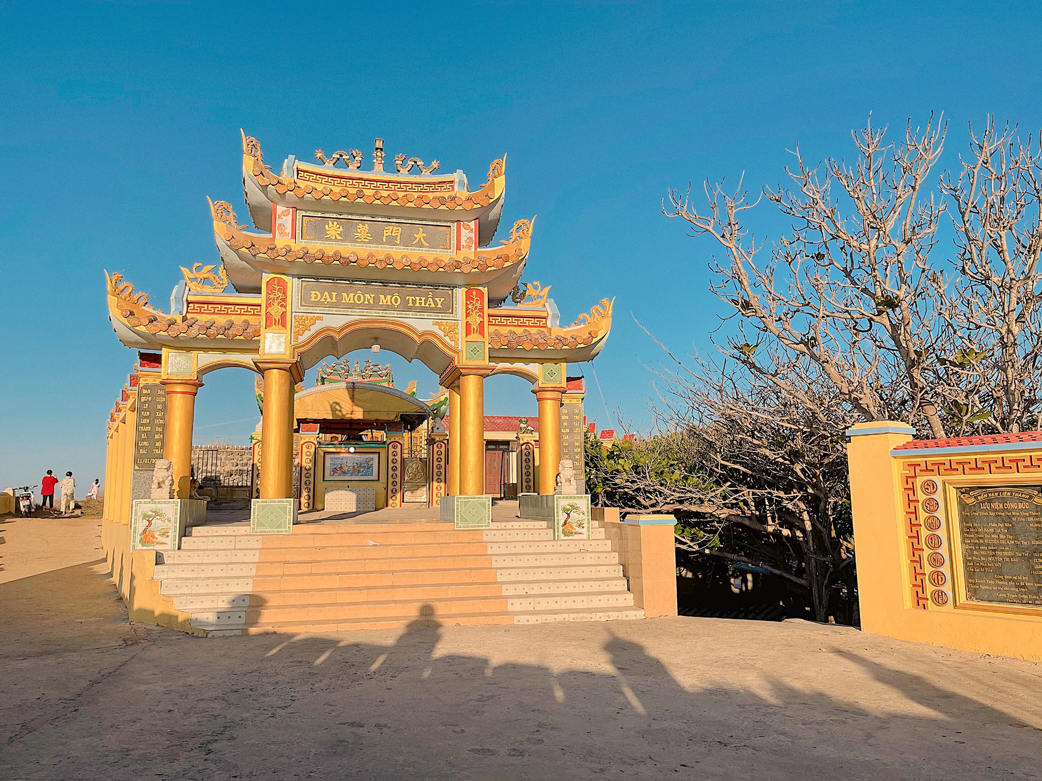 Đảo Phú Quý sở hữu những bãi biển trong vắt, bãi cát dài mịn màng và nhiều rặng san hô màu